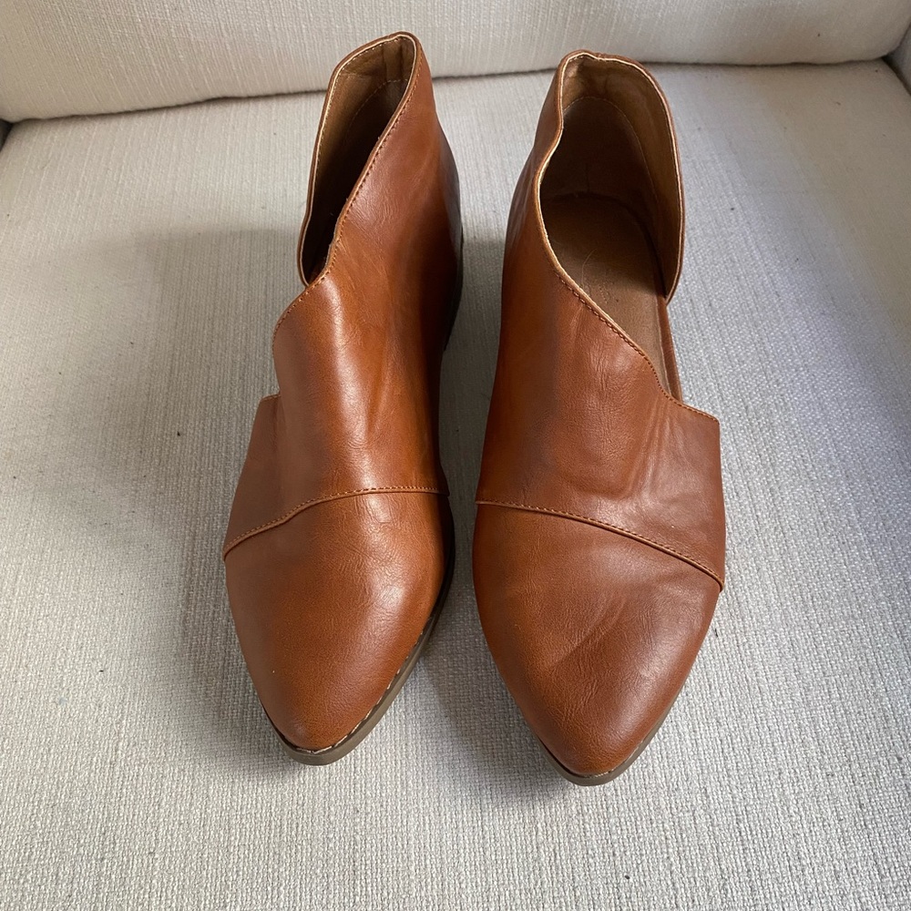 Universal Threads Women’s 7 1/2 Tan Cut Out Booties